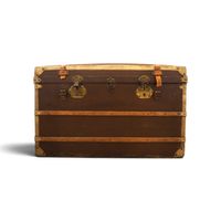 Malle de voyage ancienne à couvercle bombé, recouverte d'une…