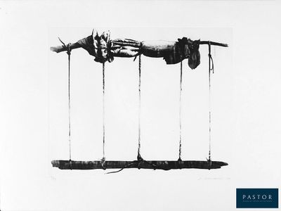 photographie en noir et blanc d'une marionnette suspendue à une ficelle