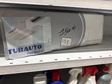 plusieurs bouteilles de produits d'entretien sur une étagère dans un magasin