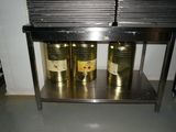 deux bouteilles d'huile d'olive posées sur une étagère en métal