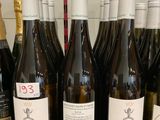 plusieurs bouteilles de vin sont alignées sur un comptoir