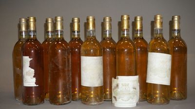 plusieurs bouteilles de vin sont alignées sur une table