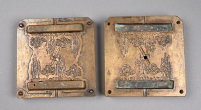 paire de poignées de porte anciennes en laiton représentant un homme et une femme
