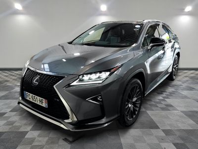 Le nouveau SUV de la série Lex CX est exposé dans un showroom
