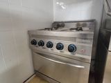 une cuisinière et un four en acier inoxydable dans une cuisine