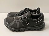 des chaussures de course pour homme sur une surface blanche, avec un fond blanc