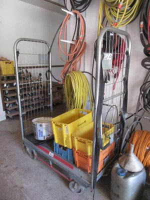 de nombreux types de tuyaux posés sur un chariot dans un garage