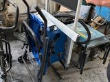 un homme debout à côté d'un chariot sur lequel se trouve une machine