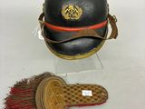 Deux casques et une brosse sont exposés sur une surface blanche