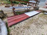 un toit en tôle ondulée rouge, blanche et bleue dans une cour