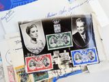 beaucoup de timbres posés sur une table sur laquelle figure une image