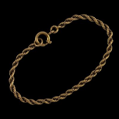 un bracelet en or avec un motif de corde torsadée et un fermoir