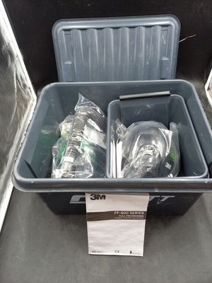 un bac en plastique contenant deux bouteilles vides
