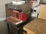 une machine posée sur une table dans une cuisine