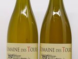 deux bouteilles de vin posées l'une à côté de l'autre sur une table