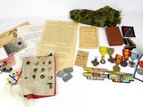 une photo présentant une collection d'objets militaires, notamment des médailles, des médailles et d'autres objets