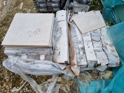 une pile de livres posée sur une table en bois