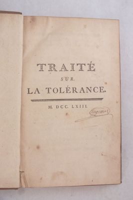un vieux livre ouvert sur une table