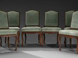 quatre chaises avec un revêtement vert, un revêtement vert, un revêtement vert, un revêtement vert, un revêtement vert, un revêtement vert, un revêtement vert, un revêtement vert