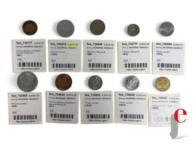 un lot de pièces de monnaie posées sur une table