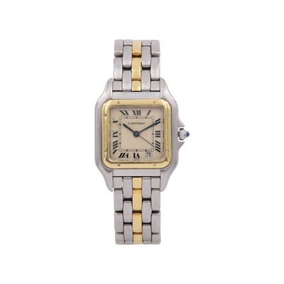 gros plan d'une montre-bracelet sur fond blanc