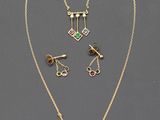 un ensemble composé d'un collier et de boucles d'oreilles en or, orné de pierres de différentes couleurs