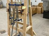 une photo d'un établi dans un bâtiment, sur lequel sont posés des outils