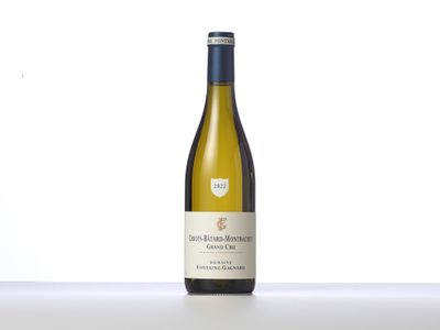 the bottle of white wine is sitting on the table