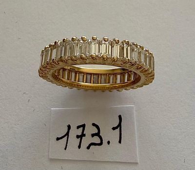 une image représentant une bague en or sertie de diamants taille baguette