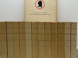 plusieurs livres sont empilés sur une table