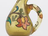 un vase jaune orné d'un motif floral