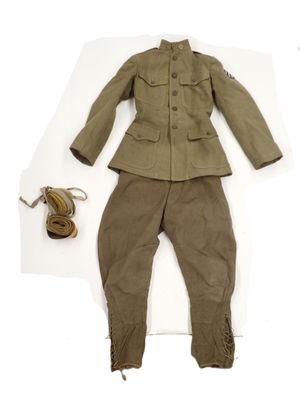 une image représentant l'uniforme d'un soldat, avec un chapeau et une paire de chaussures