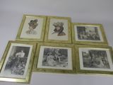 six photos encadrées représentant des femmes coiffées de chapeaux et vêtues de robes sont exposées sur une table