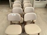 plusieurs chaises sont alignées dans une pièce