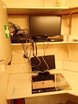un bureau sur lequel se trouvent un ordinateur portable et un moniteur