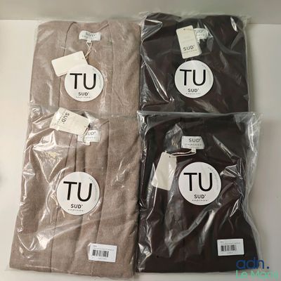 deux t-shirts marron posés l'un à côté de l'autre sur une table