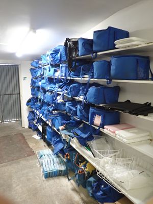 une pièce où il y a beaucoup de sacs bleus sur les étagères
