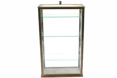une vitrine avec des étagères en verre et un socle en métal