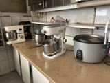 un plan de travail de cuisine sur lequel se trouvent un mixeur et une casserole