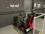 une console de jeux vidéo qui se trouve dans une pièce
