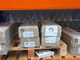 de nombreux cartons sur une palette à l'arrière d'un camion