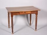 une petite table en bois avec un tiroir en dessous