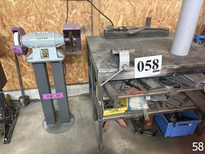 une machine posée sur une table dans une pièce