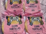 trois sachets de tortillas de maïs posés sur un sac en plastique