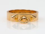 une image d'une bague en or avec un diamant au centre