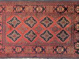un tapis rouge et noir orné d'un motif en forme de diamant