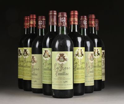 six bouteilles de vin sont alignées dans une rangée