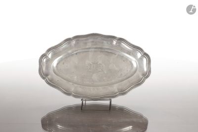 un plateau d'argent antique sur un support sur fond blanc