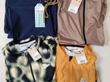 trois chemises pour homme et une chemise pour femme, avec leurs étiquettes encore attachées