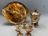 Plusieurs œuvres d'art en verre sont posées sur une table